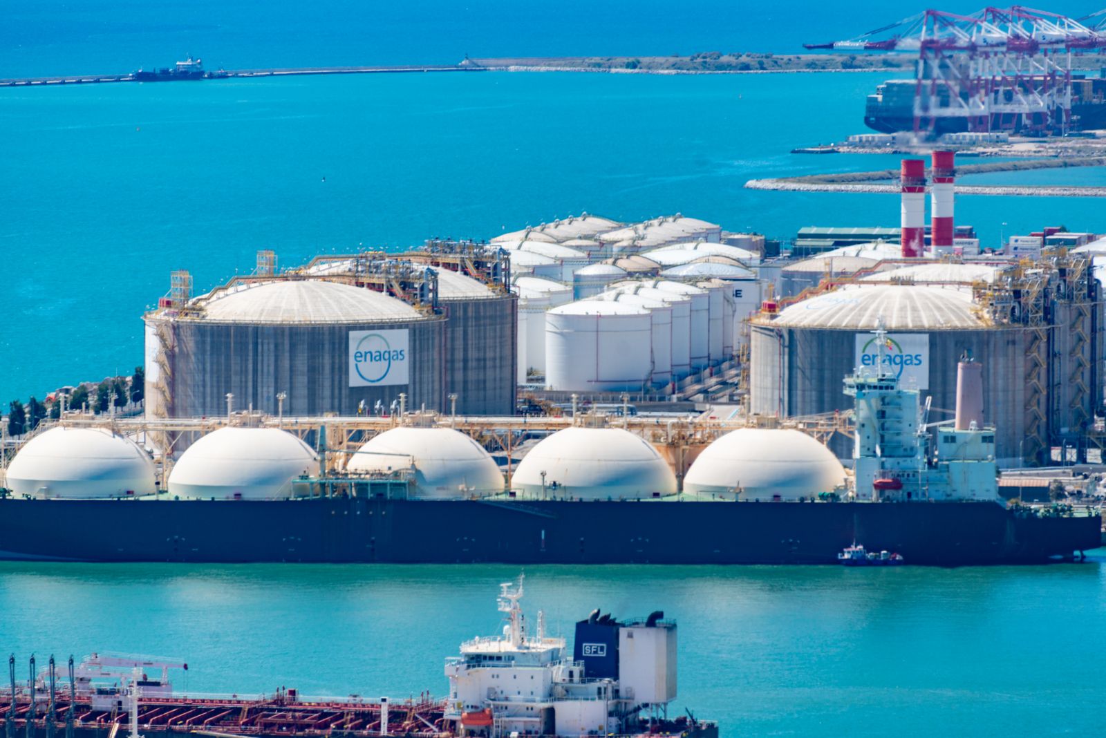 LNG terminal storage tanks