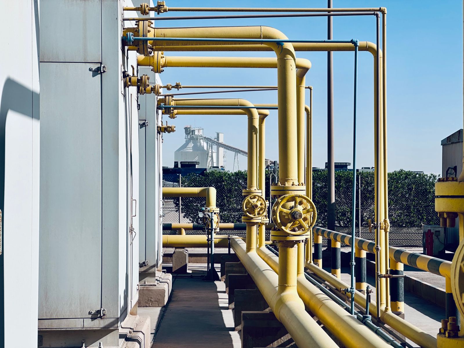 Refinery fuel-gas process piping